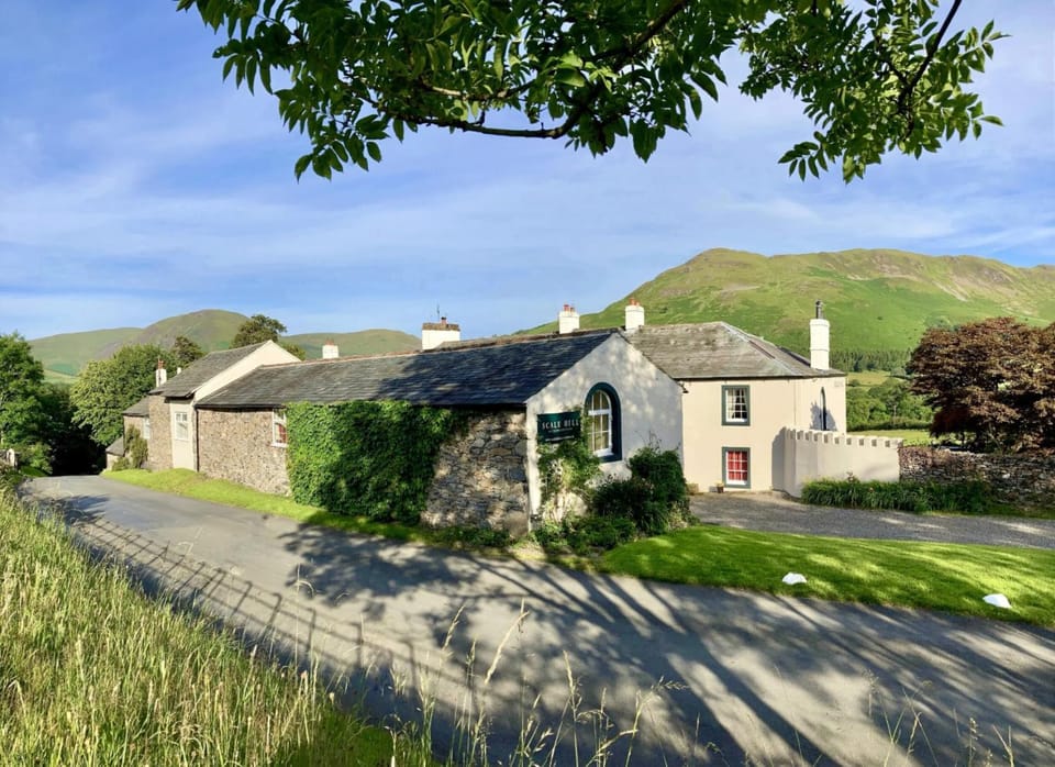 Property building, Spring, Day, Neighbourhood, Mountain view