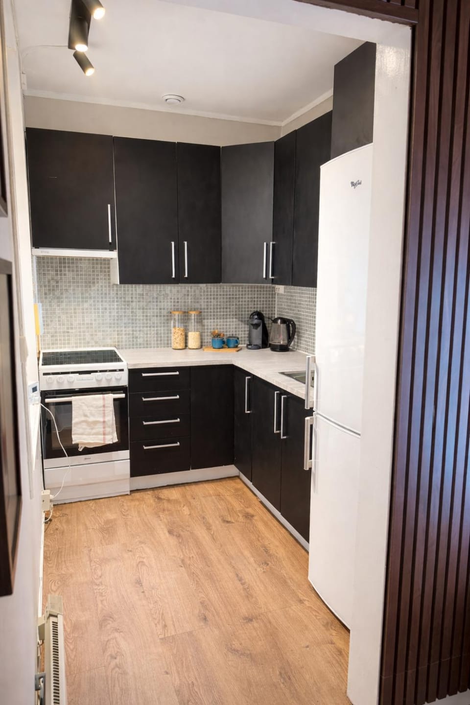 Coffee/tea facilities, Kitchen or kitchenette, oven, stove