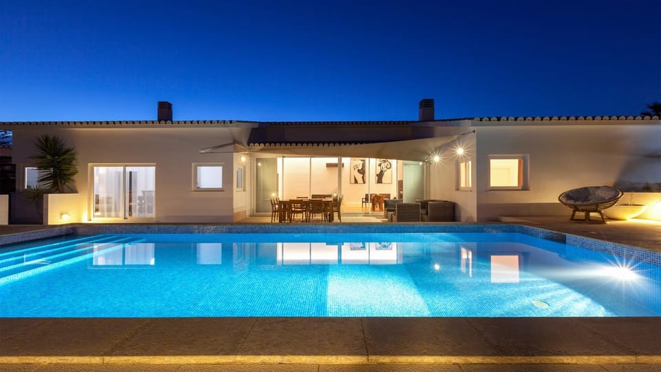 Villa Pelargonios -T4, heated saltwater pool Villa in Luz