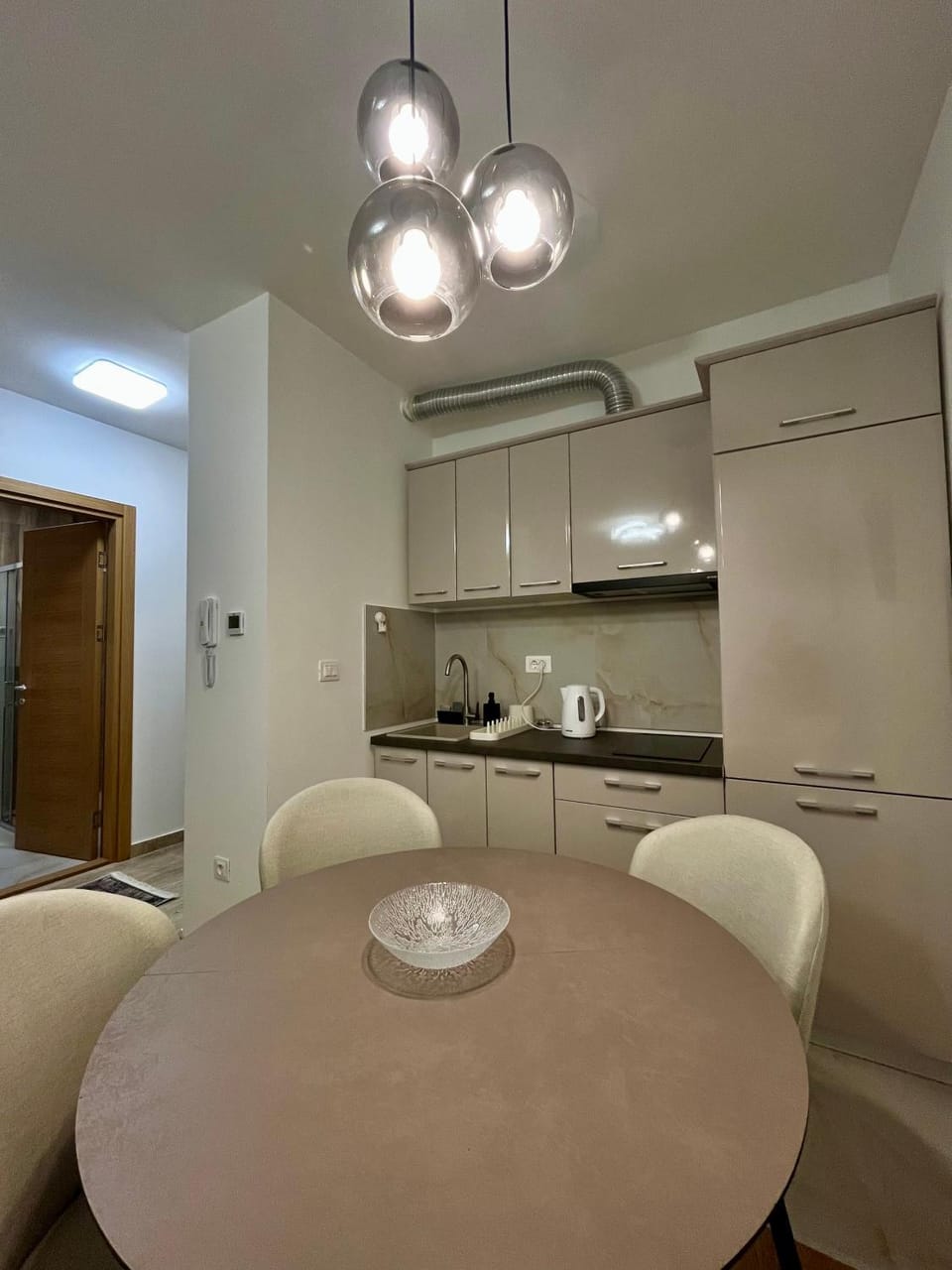 Kitchen or kitchenette, Dining area, stove