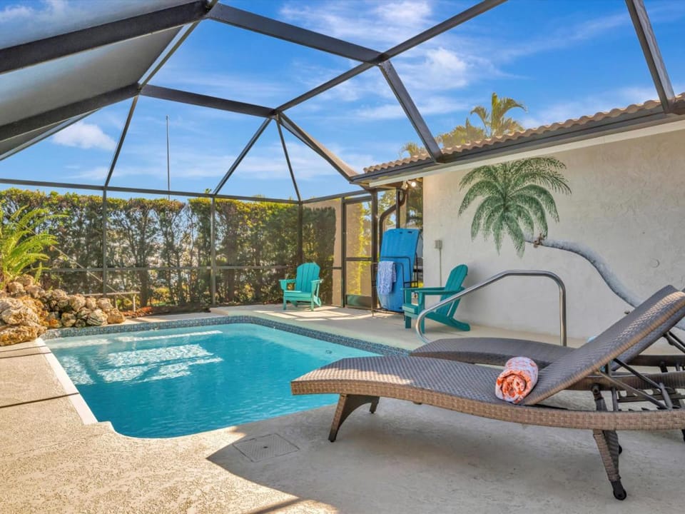 Patio, Swimming pool, sunbed