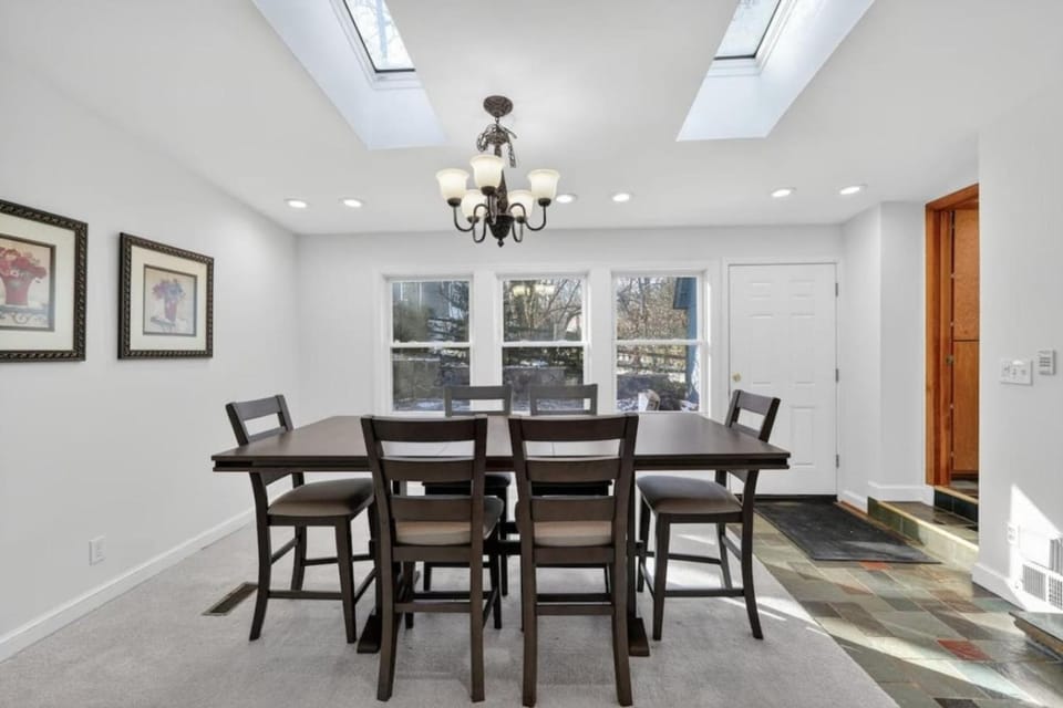 5 Bedrooms Modern Interior Spacious House in Silver Spring