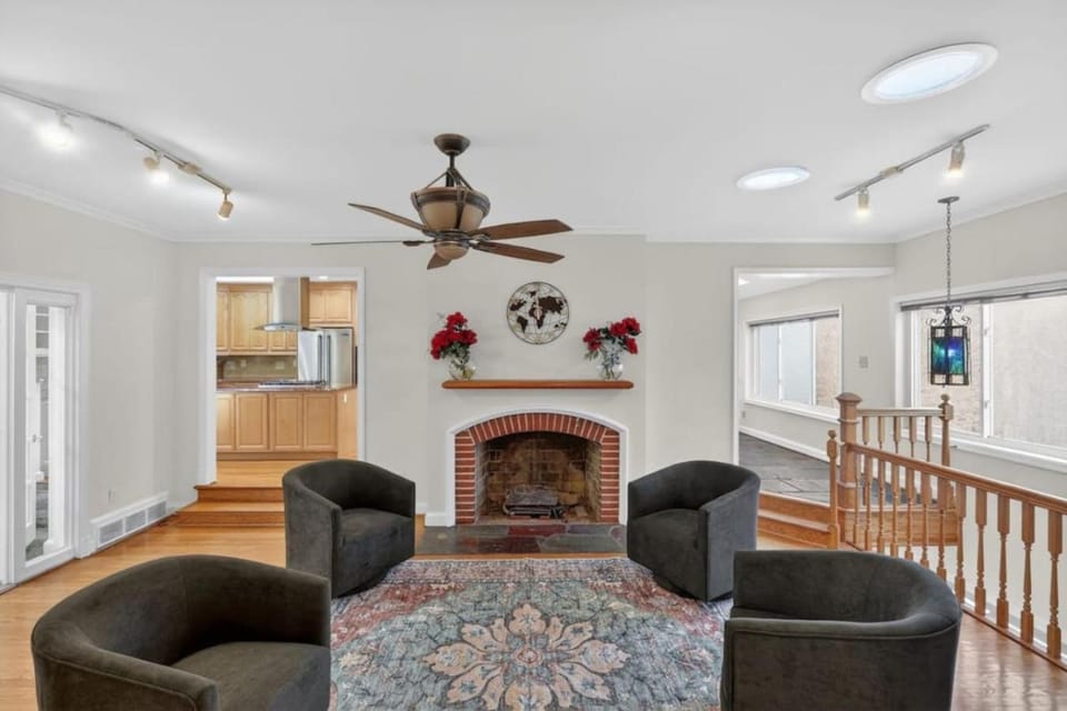 5 Bedrooms Modern Interior Spacious House in Silver Spring
