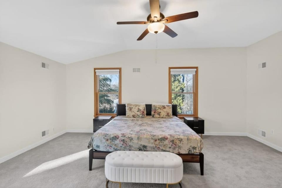 5 Bedrooms Modern Interior Spacious House in Silver Spring