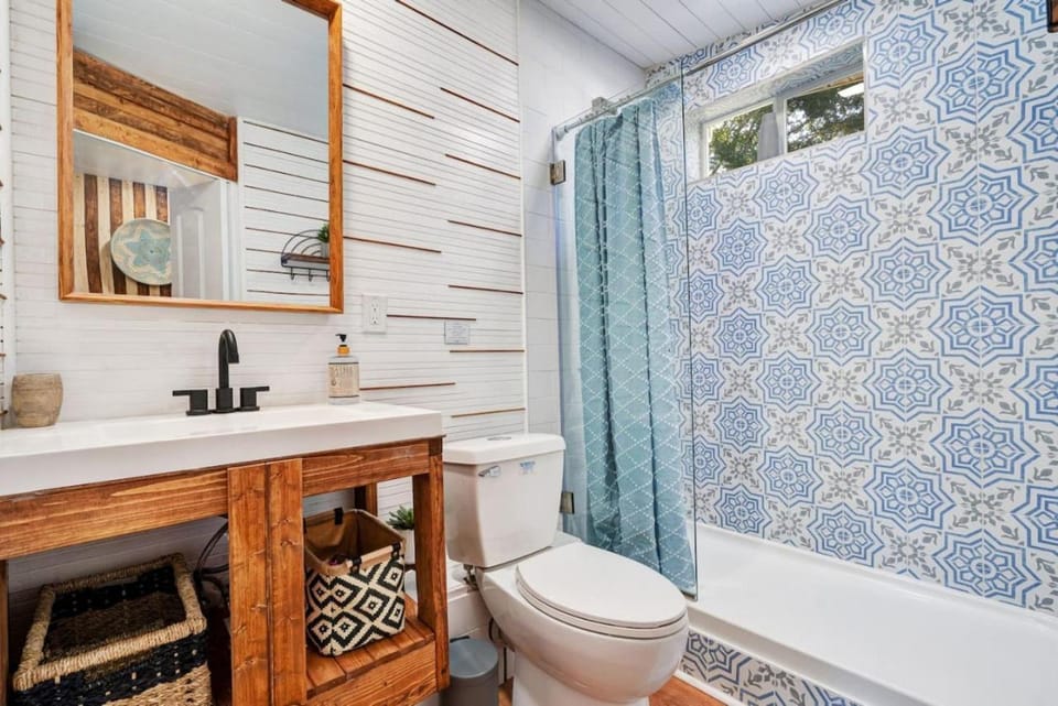 Peaceful Lake View Retreat Near Parks 10 Minutes to Downtown House in Orlando