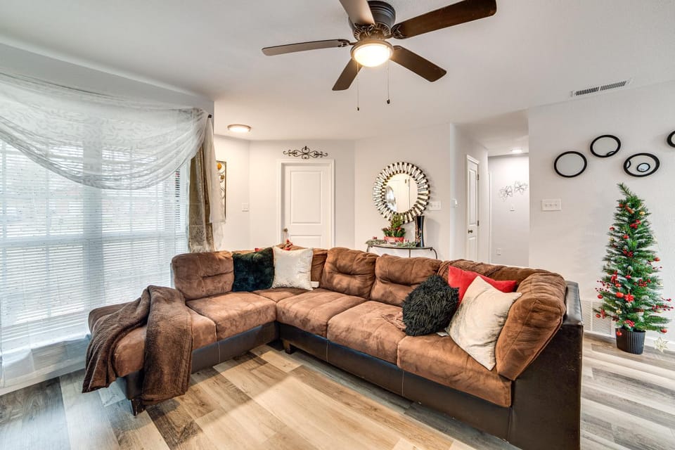 4 Mi to Joe Pool Lake! Cedar Hill Family Haven House in Grand Prairie