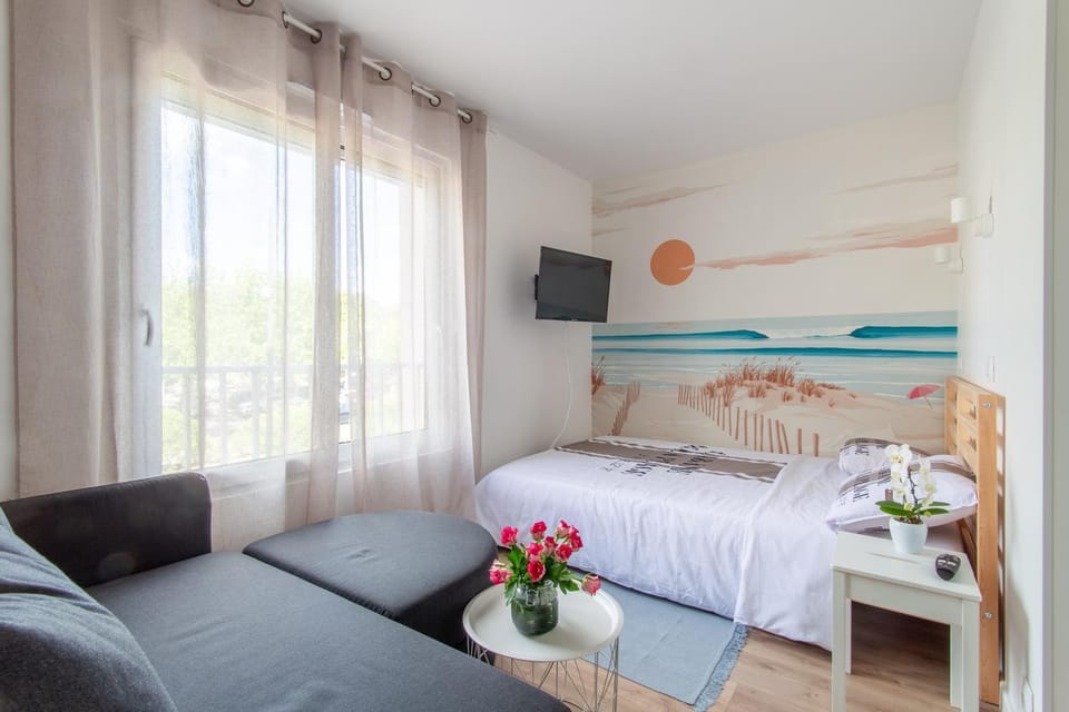 Bed, TV and multimedia, Living room, Photo of the whole room, Bedroom