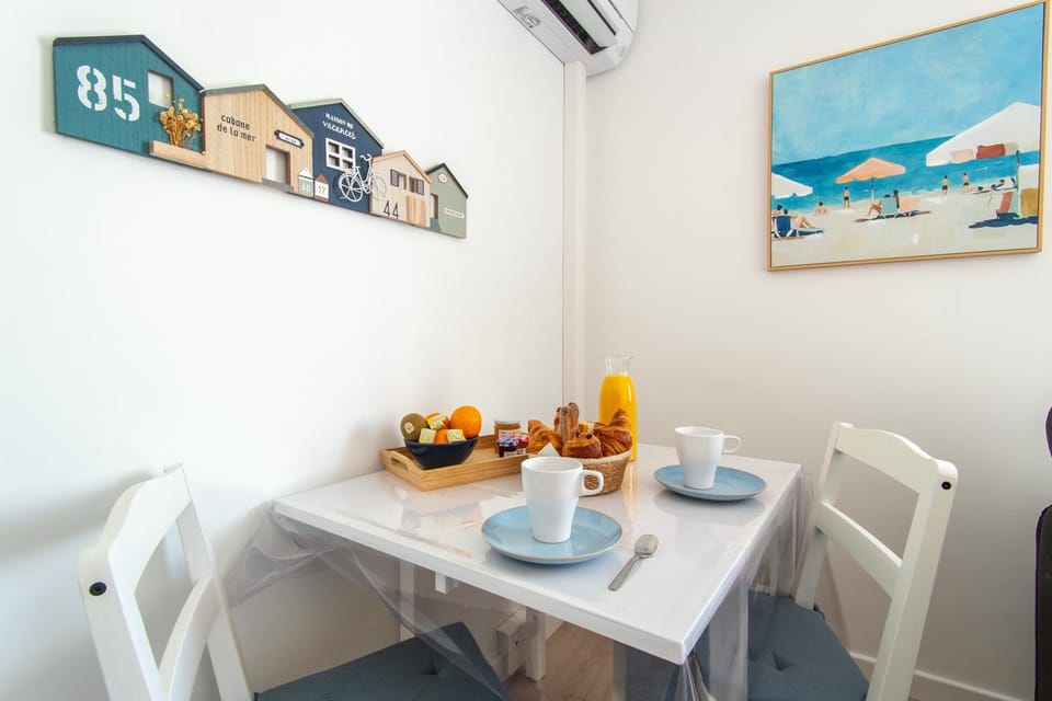 Dining area, air conditioner