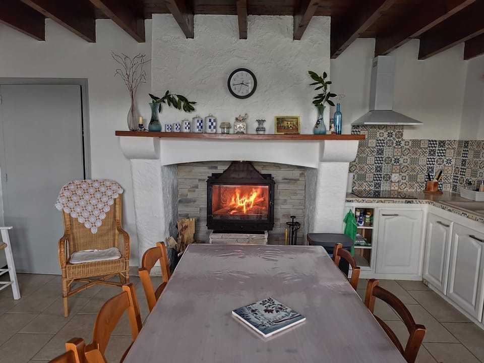 Kitchen or kitchenette, Dining area