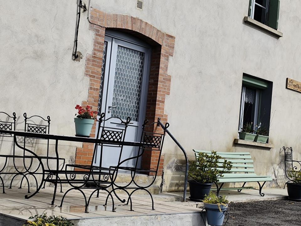 Property building, Patio, Day, Balcony/Terrace, Dining area