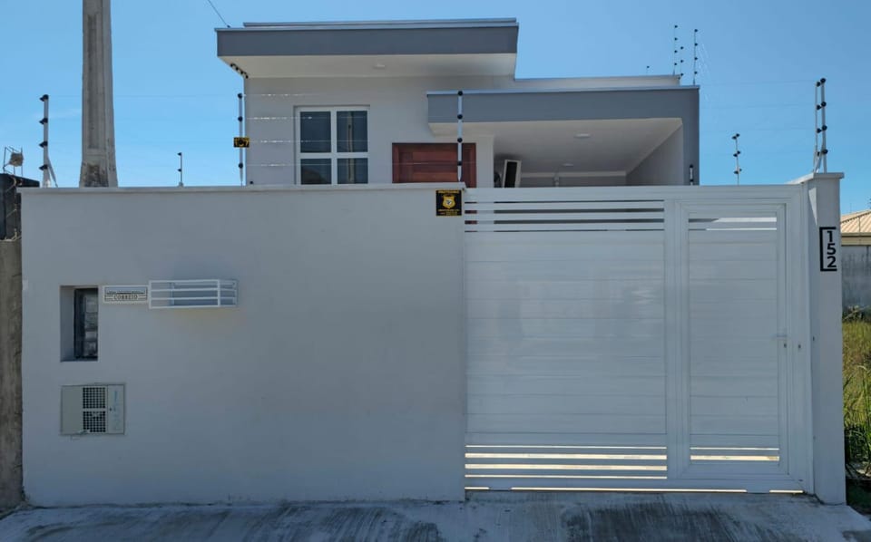 Casa na praia 2 quartos com piscina House in Peruíbe