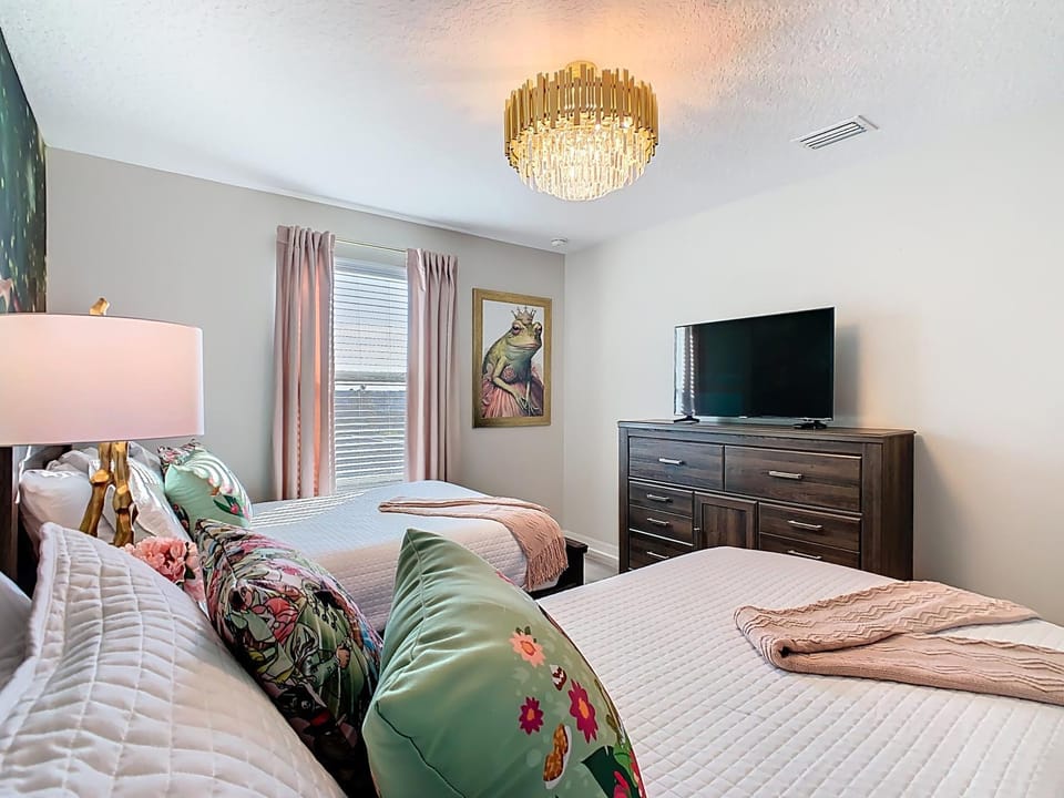 Bed, TV and multimedia, Bedroom