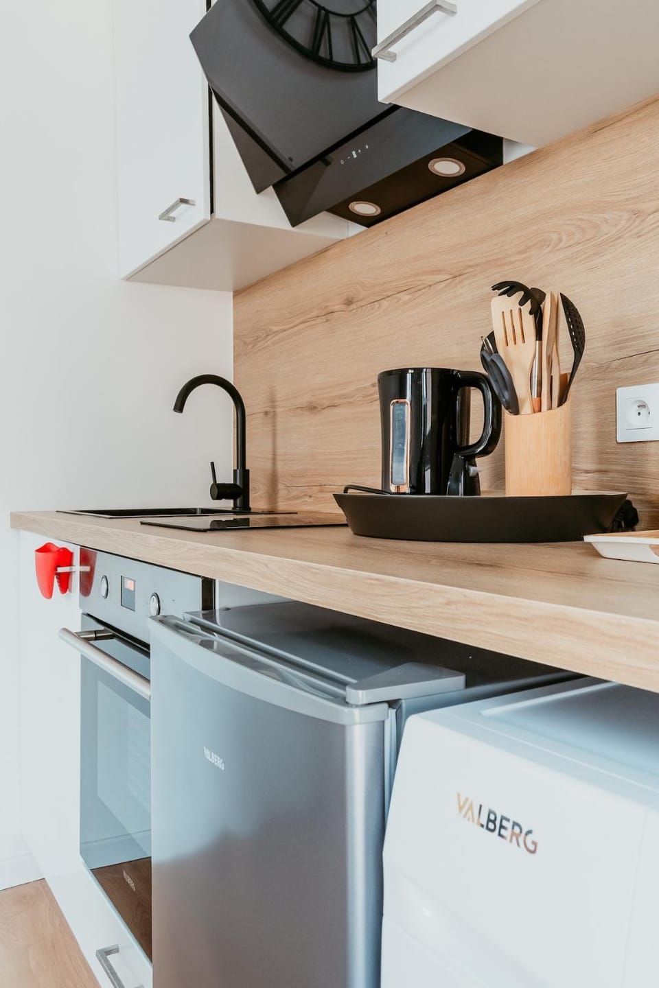 Coffee/tea facilities, Kitchen or kitchenette, furniture, internet, microwave, oven, storage, stove, toaster, washing machine