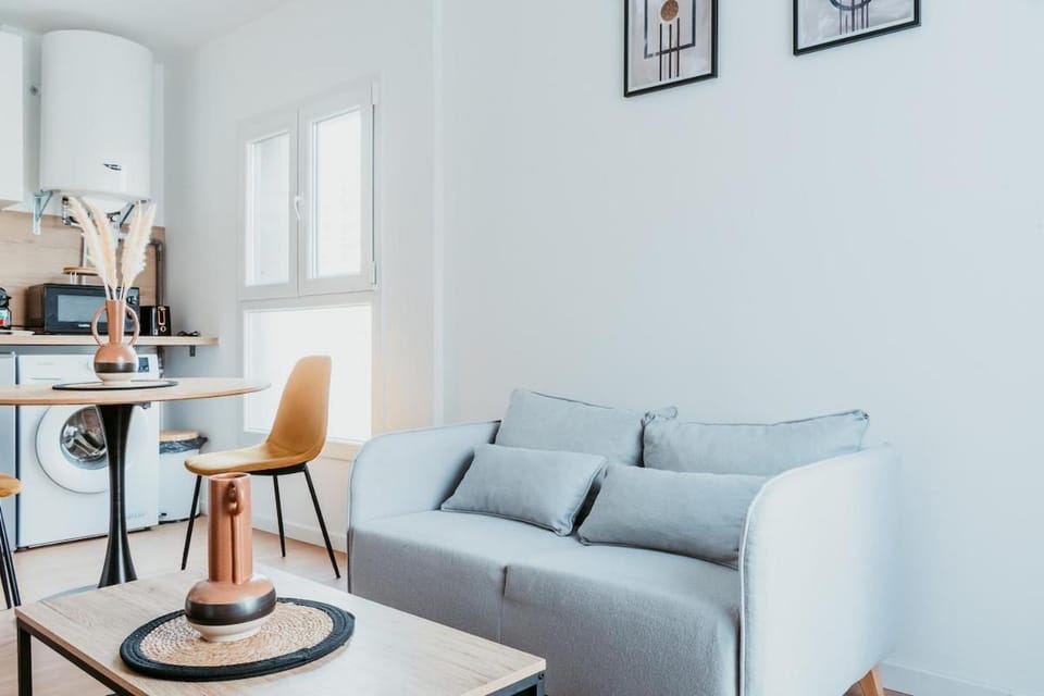 Coffee/tea facilities, Living room, Seating area, Dining area, furniture, internet, microwave, oven, storage, stove, toaster, washing machine, kitchen