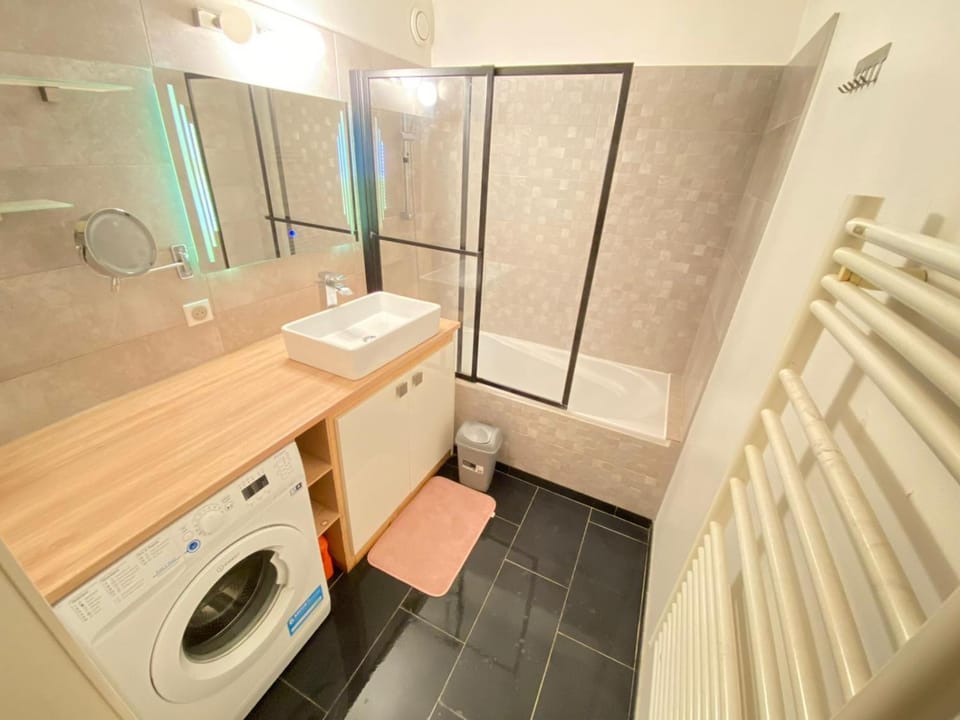 2 Bedroom Calm La Défense Apartment in Puteaux