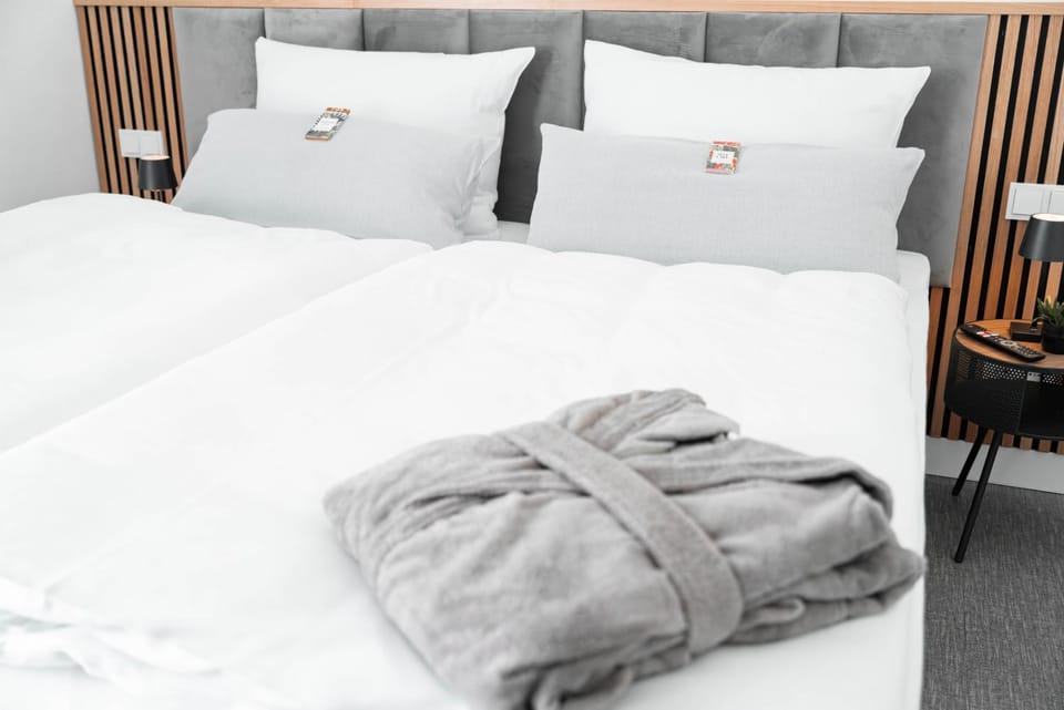 Bed, TV and multimedia, Bedroom, towels