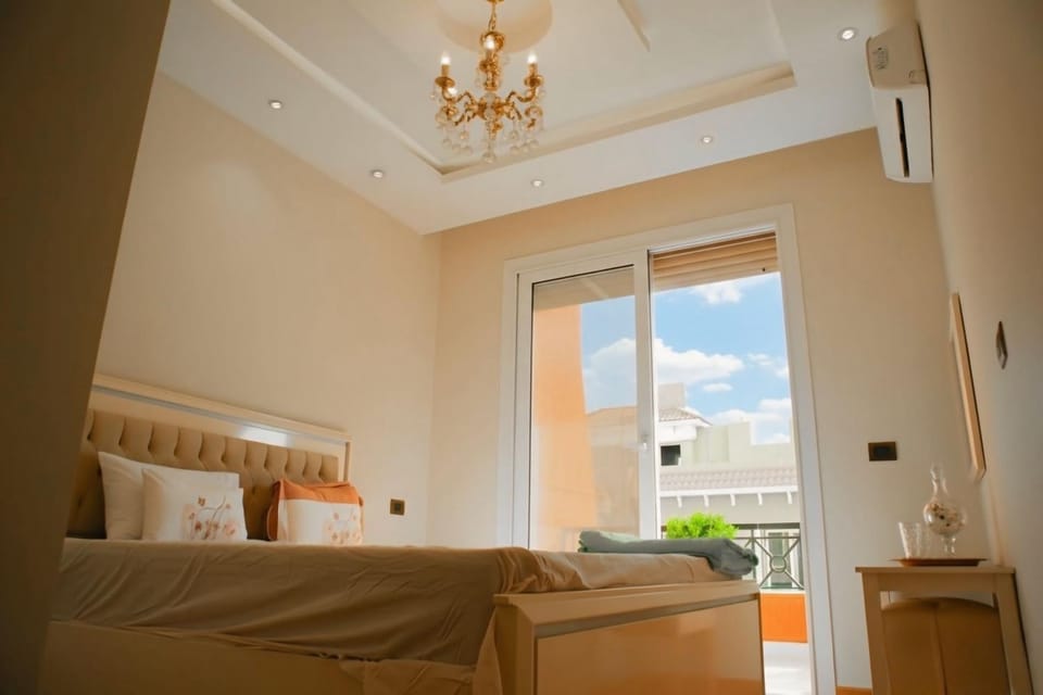 Bed, Living room, Photo of the whole room, Seating area, Bedroom, air conditioner