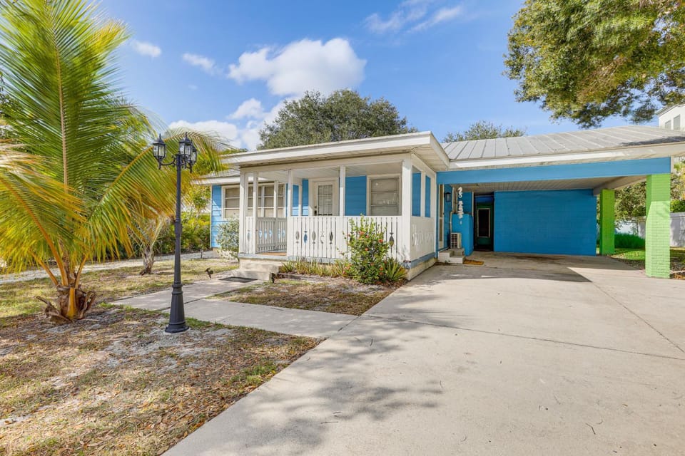 Walk to Shops and Dining Downtown Stuart Home! House in Stuart