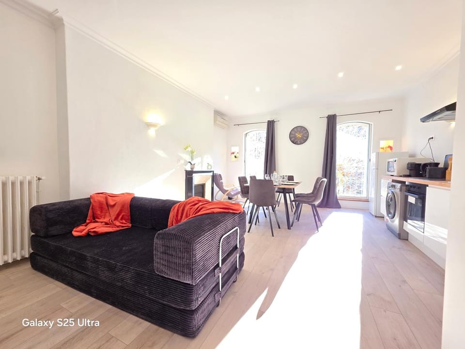 TV and multimedia, Kitchen or kitchenette, Living room, Seating area, Dining area