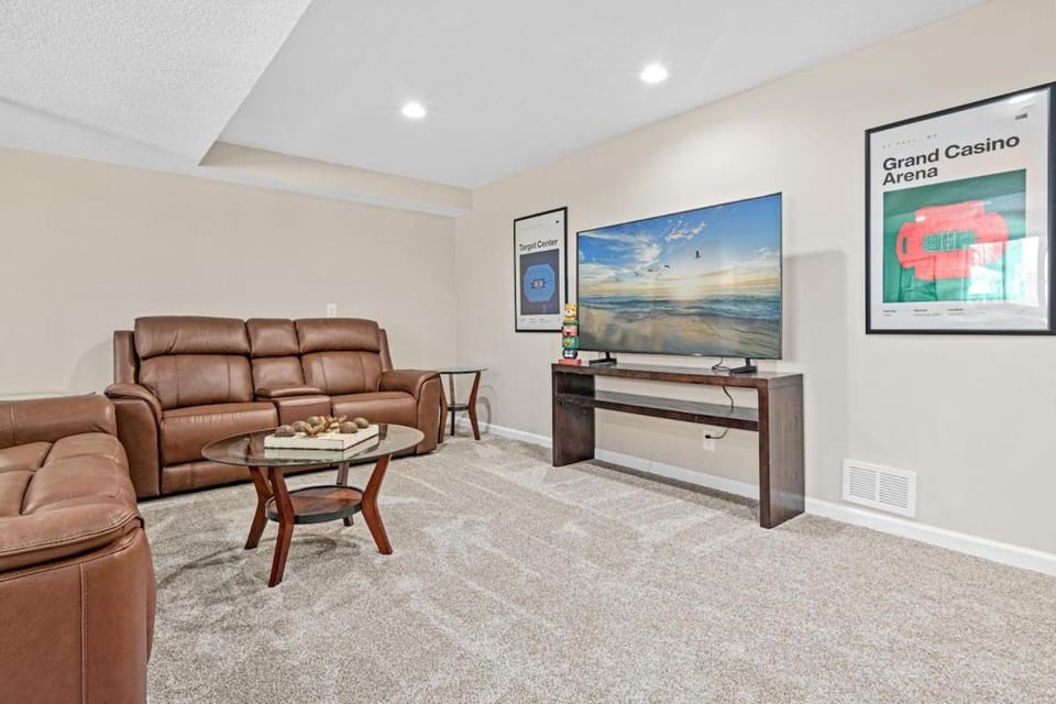 Spacious 5BR Family Haven, Pet Friendly, Game Room House in Roseville