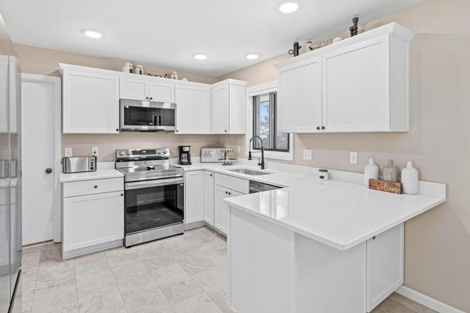 Spacious 5BR Family Haven, Pet Friendly, Game Room House in Roseville