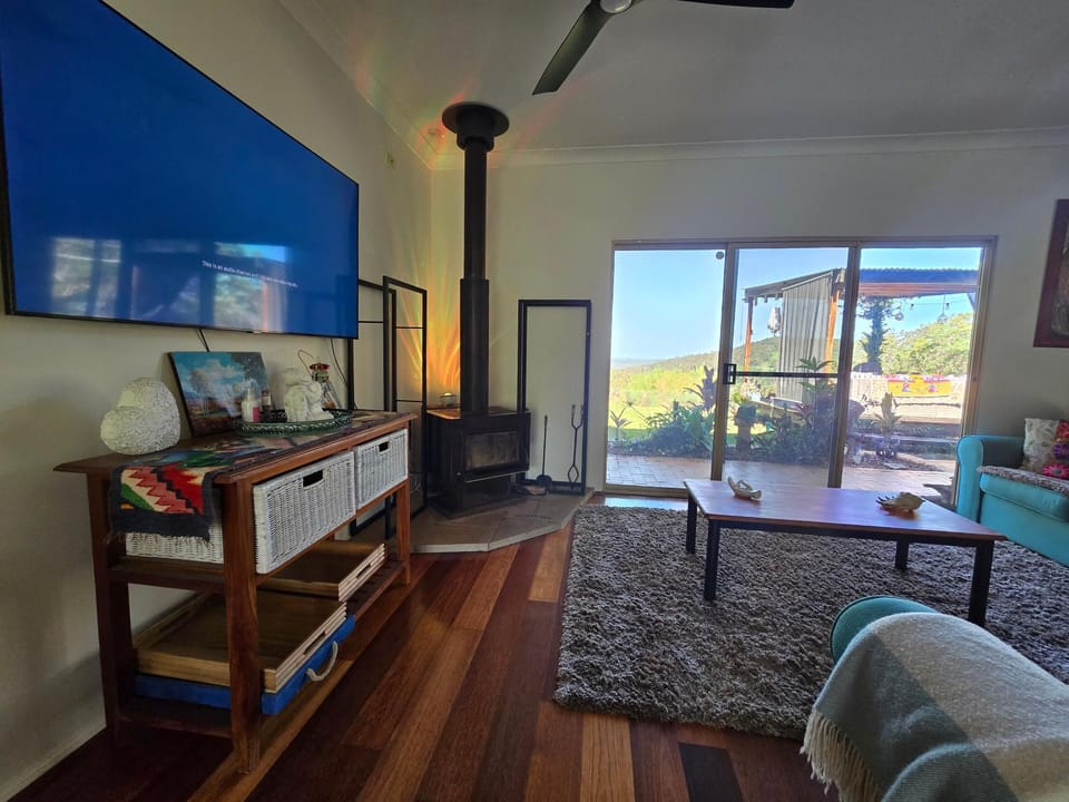 Mountains & Ocean Views retreat with hot spa - Gold Coast Hinterland Apartment in Tallebudgera Valley