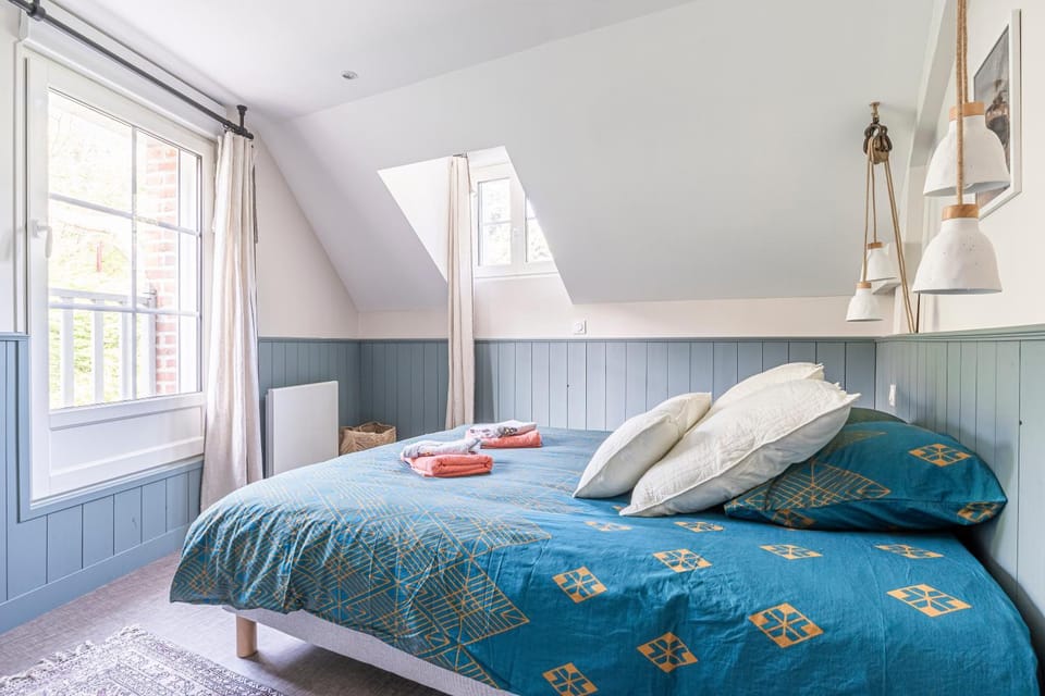 Photo of the whole room, Bedroom