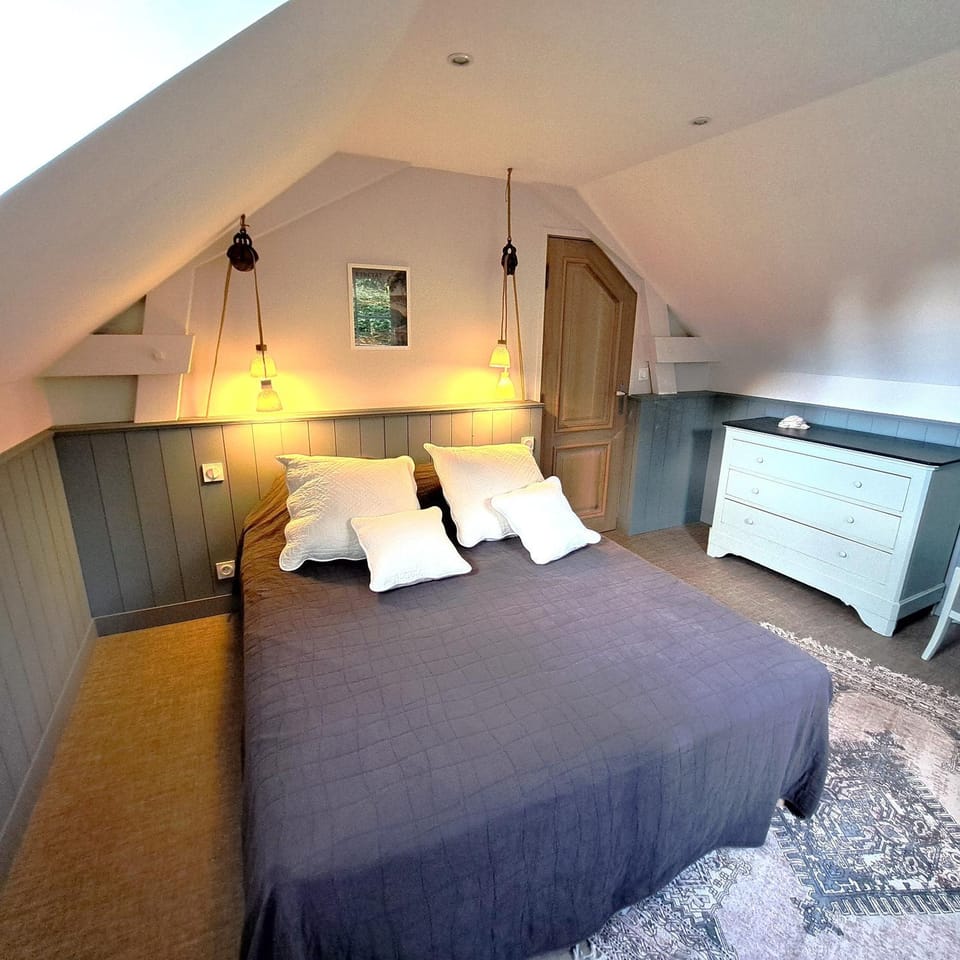 Bed, Photo of the whole room, Bedroom