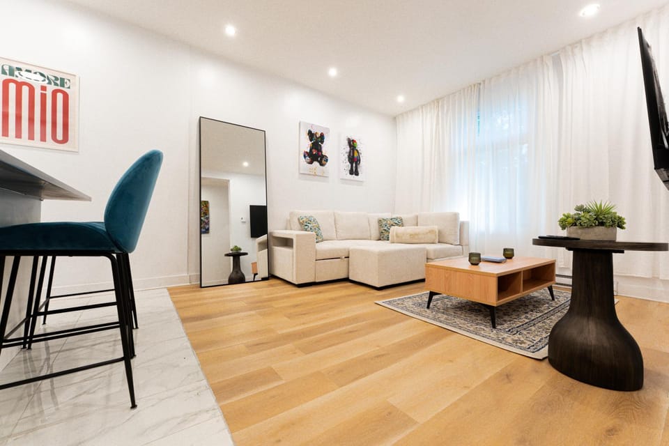 Évasion Urbaine À Montréal Apartment in Laval