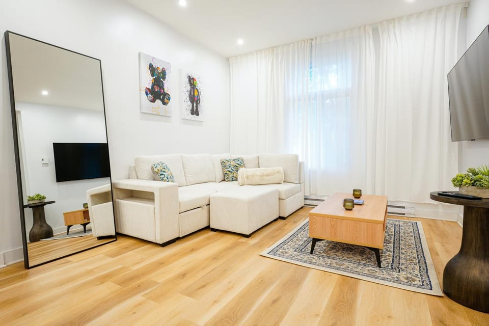 Évasion Urbaine À Montréal Apartment in Laval