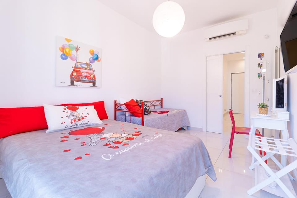 Bed, TV and multimedia, Photo of the whole room, Seating area, Bedroom, air conditioner
