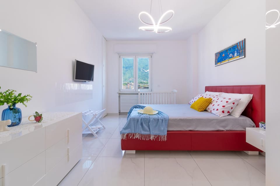 Bed, TV and multimedia, Photo of the whole room, Bedroom