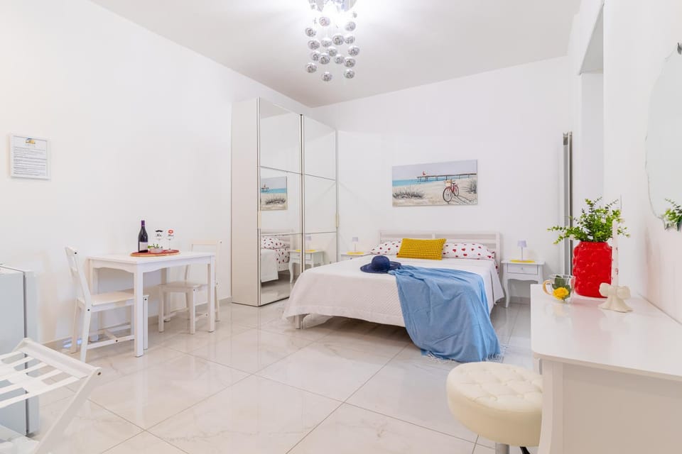Bed, Kitchen or kitchenette, Photo of the whole room, Seating area, Dining area, Bedroom