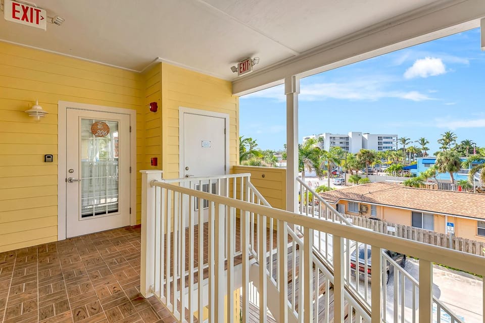 2BR Beach Club – Heated Pool, Hot Tub & Beach Apartment in Florida