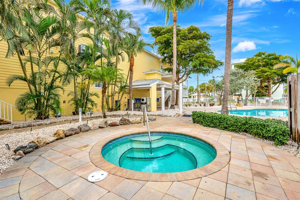 2BR Beach Club – Heated Pool, Hot Tub & Beach Apartment in Florida