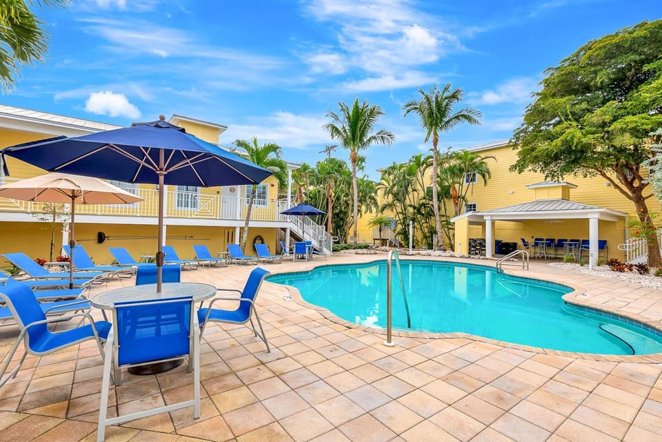 2BR Beach Club – Heated Pool, Hot Tub & Beach Apartment in Florida