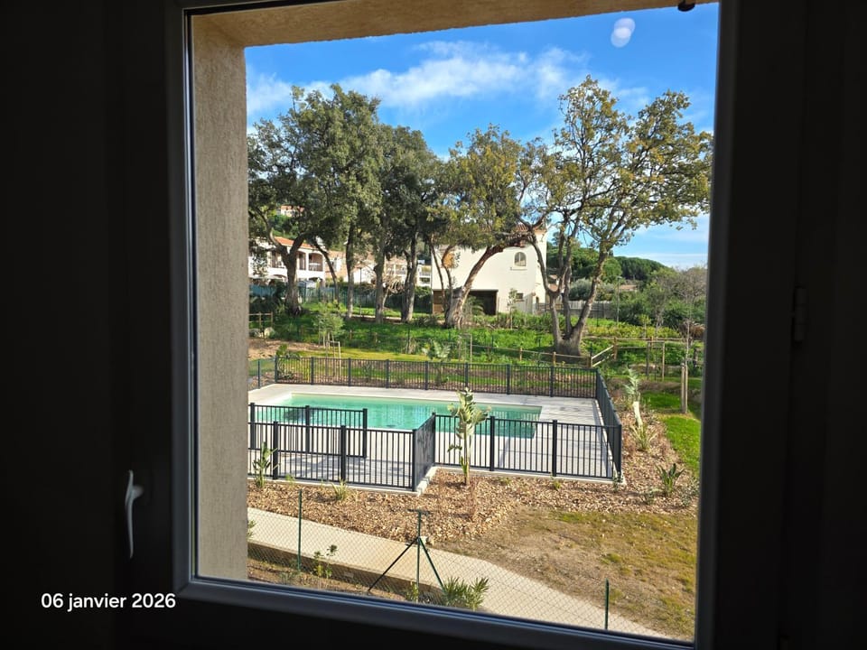 Spacieux appartement dans résidence avec piscine Apartment in Bormes-les-Mimosas