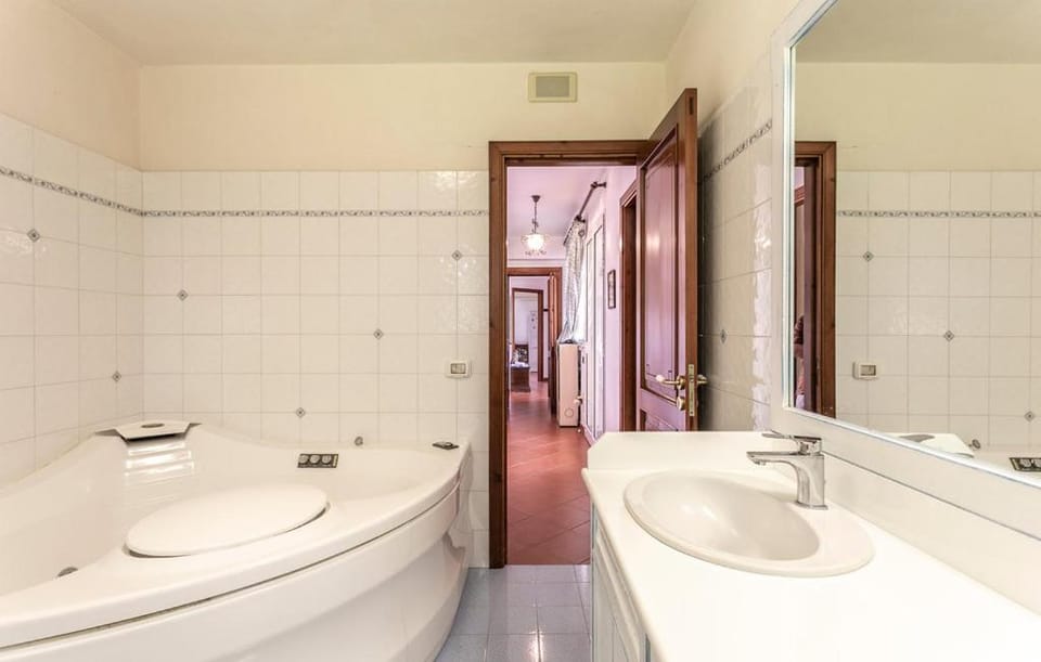 Hot Tub, Bathroom