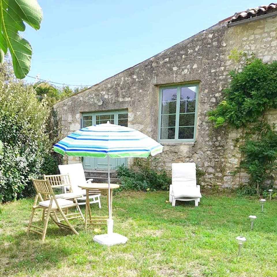 Renovated Charentaise house in the vineyards Apartment in Nouvelle-Aquitaine