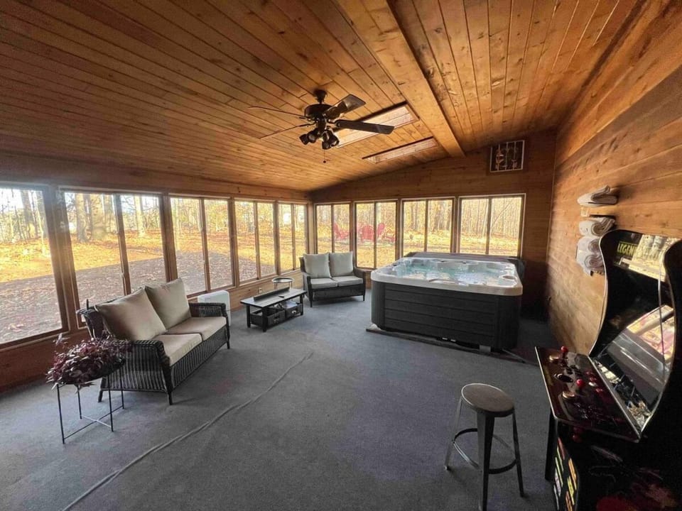 Cabin w hot tub, firepit & trails - 20 mins to UT Cabin in Knoxville