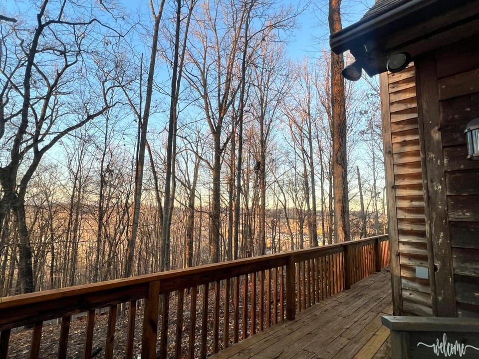 Cabin w hot tub, firepit & trails - 20 mins to UT Cabin in Knoxville