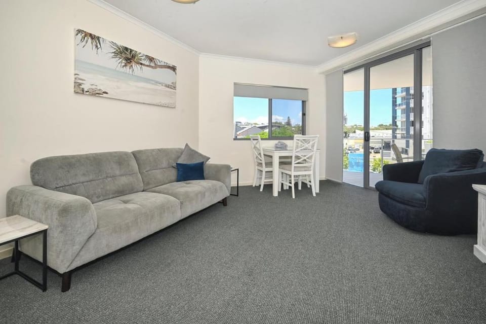 Ocean Views Retreat, Caloundra Apartment in Golden Beach