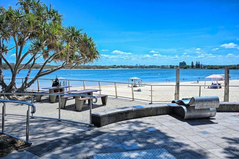 Ocean Views Retreat, Caloundra Apartment in Golden Beach