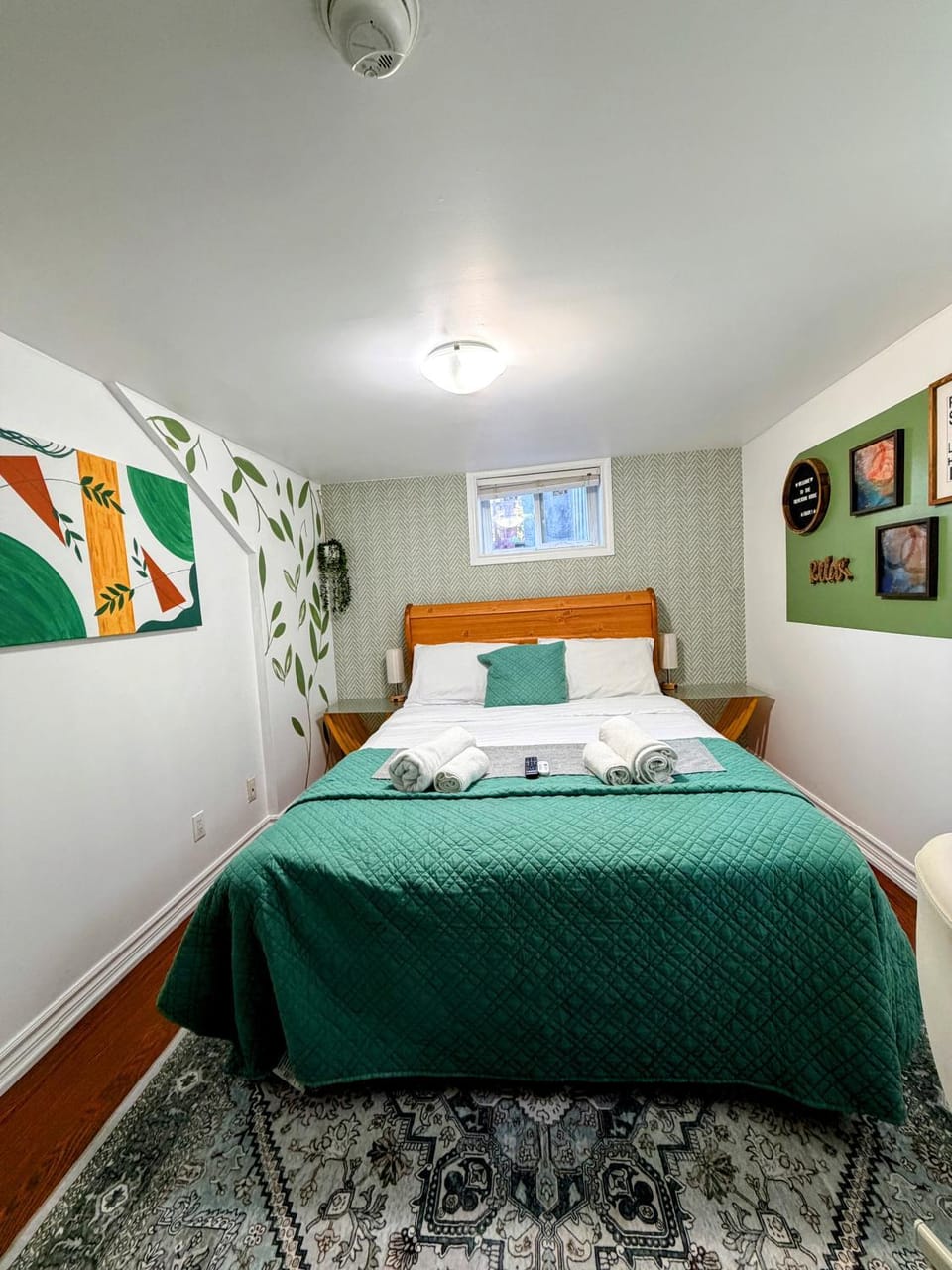 Bed, TV and multimedia, Photo of the whole room, Bedroom