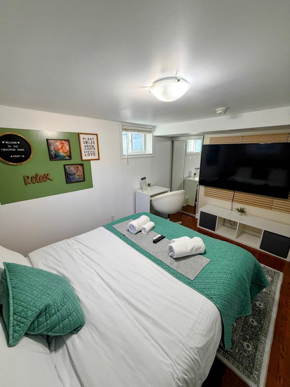 Bed, TV and multimedia, Photo of the whole room, Bedroom, towels