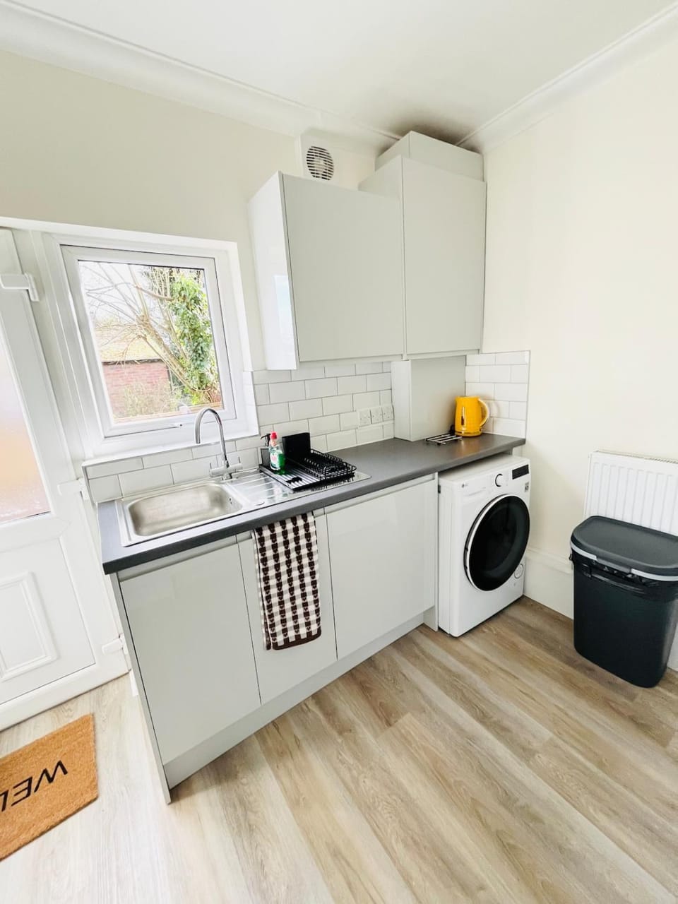 Kitchen or kitchenette, washing machine