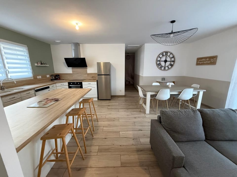 Kitchen or kitchenette, Dining area, oven