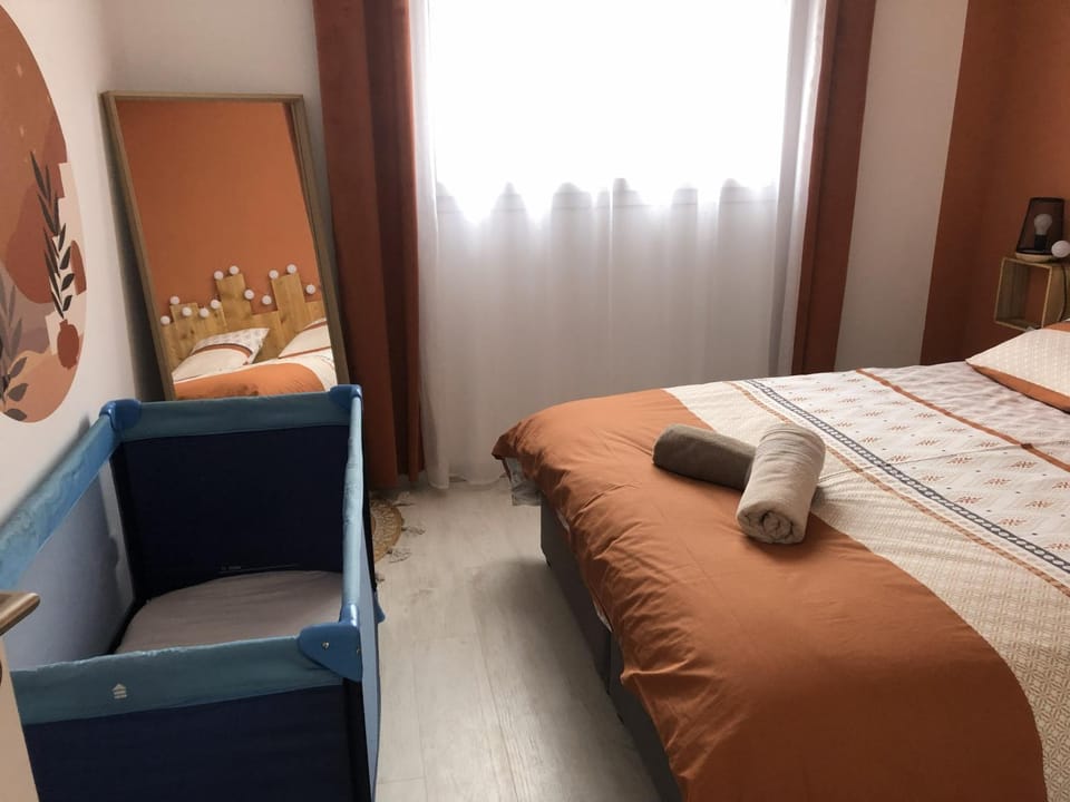 Bedroom, cot