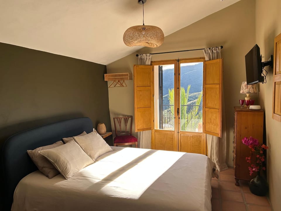 Bed, Natural landscape, TV and multimedia, Bedroom