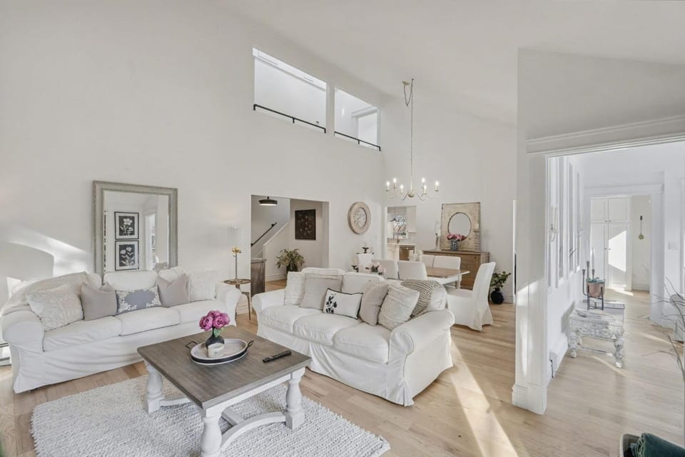 Serenity Villa Upscale Home with Spa Pool House in Niagara-on-the-Lake